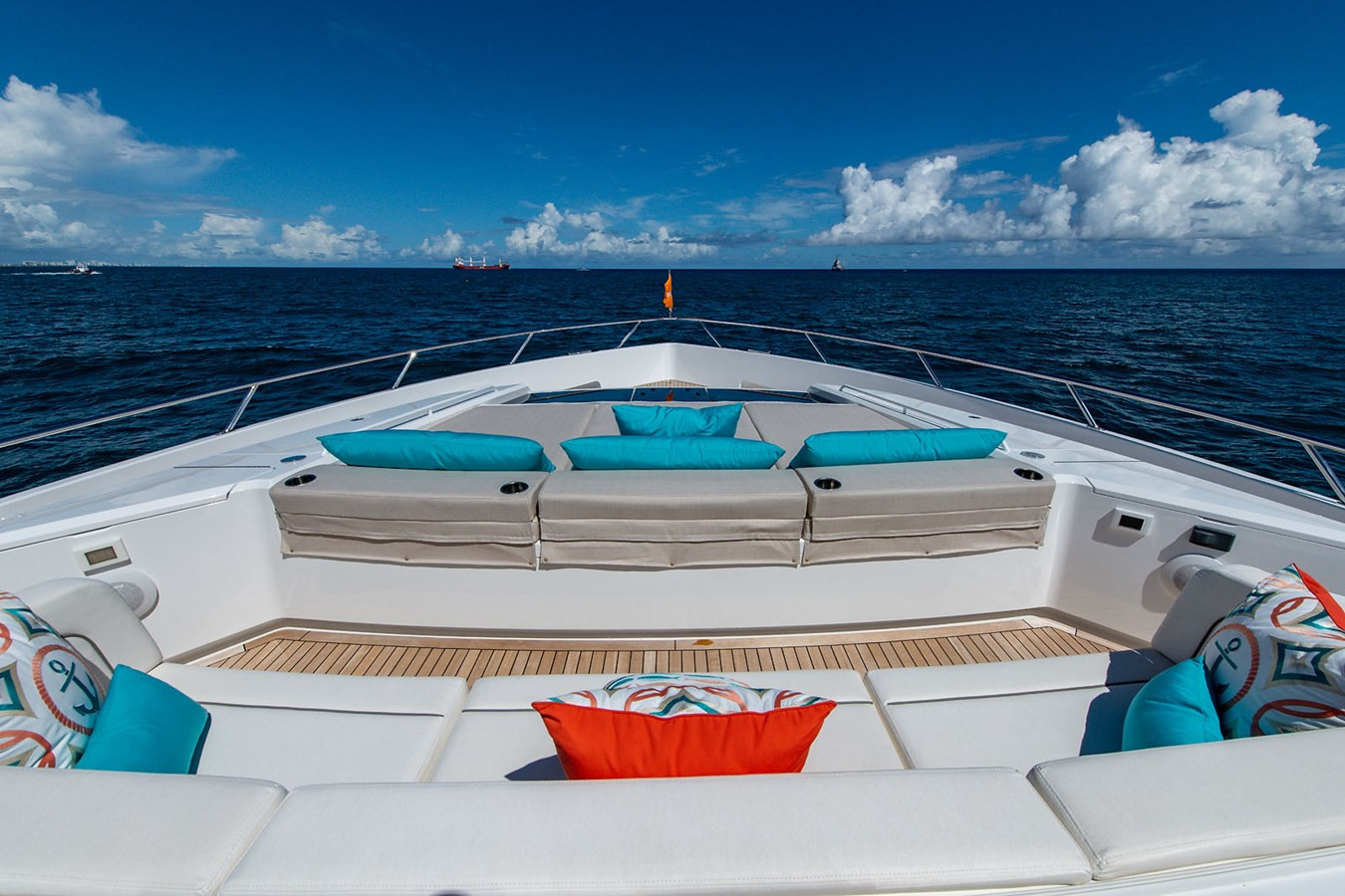https://arconyachts.ams3.digitaloceanspaces.com/77565/conversions/large_4283873-optimize.jpg
