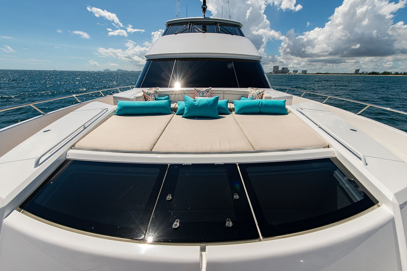 https://arconyachts.ams3.digitaloceanspaces.com/77567/conversions/large_4283874-optimize.jpg