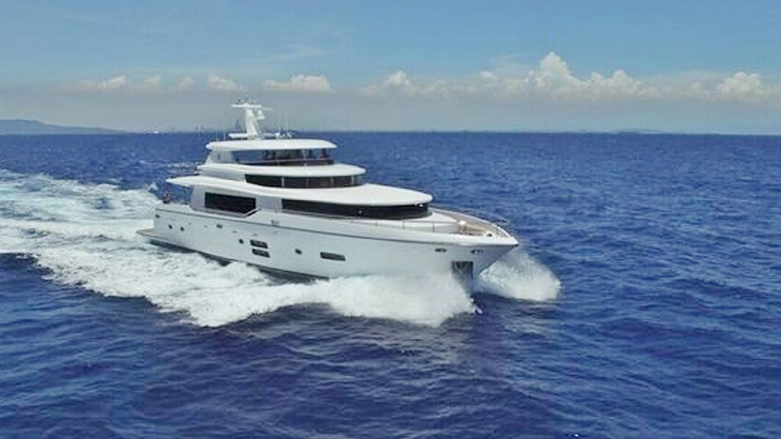 https://arconyachts.ams3.digitaloceanspaces.com/77623/conversions/large_4559323-optimize.jpg