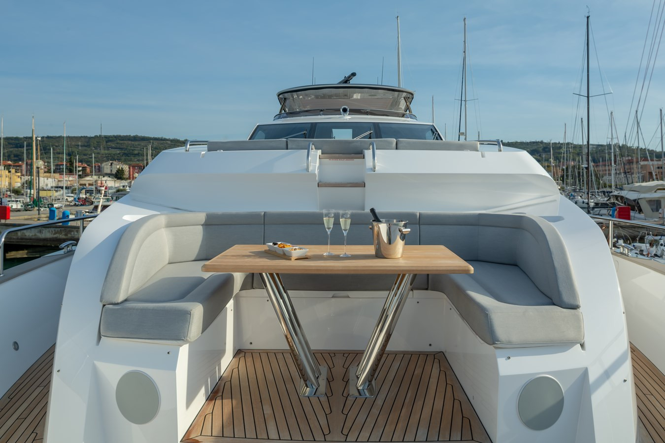 https://arconyachts.ams3.digitaloceanspaces.com/77790/conversions/large_4849273-optimize.jpg