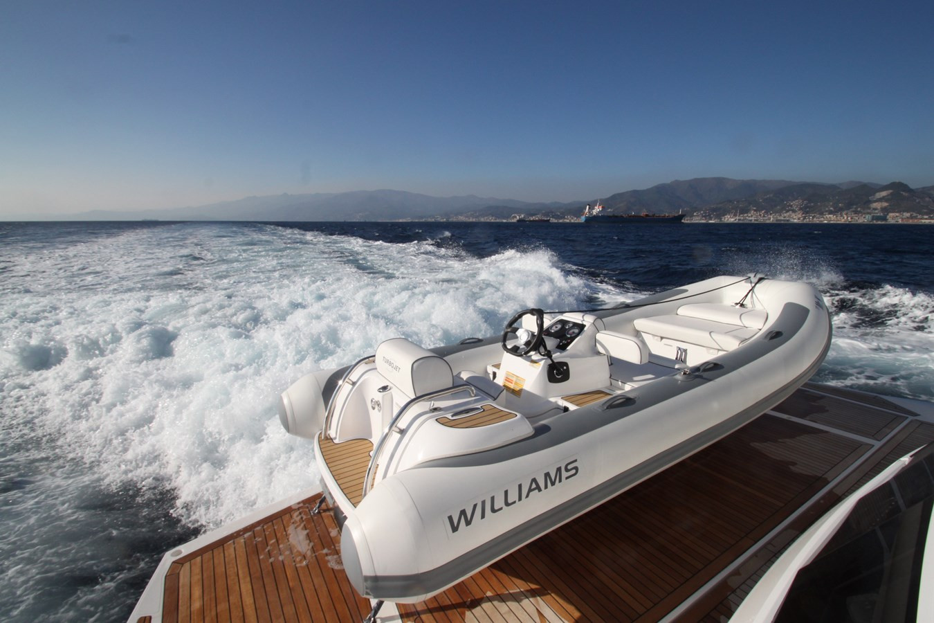 https://arconyachts.ams3.digitaloceanspaces.com/77845/conversions/large_4849274-optimize.jpg