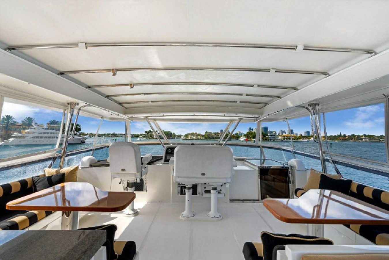 https://arconyachts.ams3.digitaloceanspaces.com/78116/conversions/large_4527155-optimize.jpg