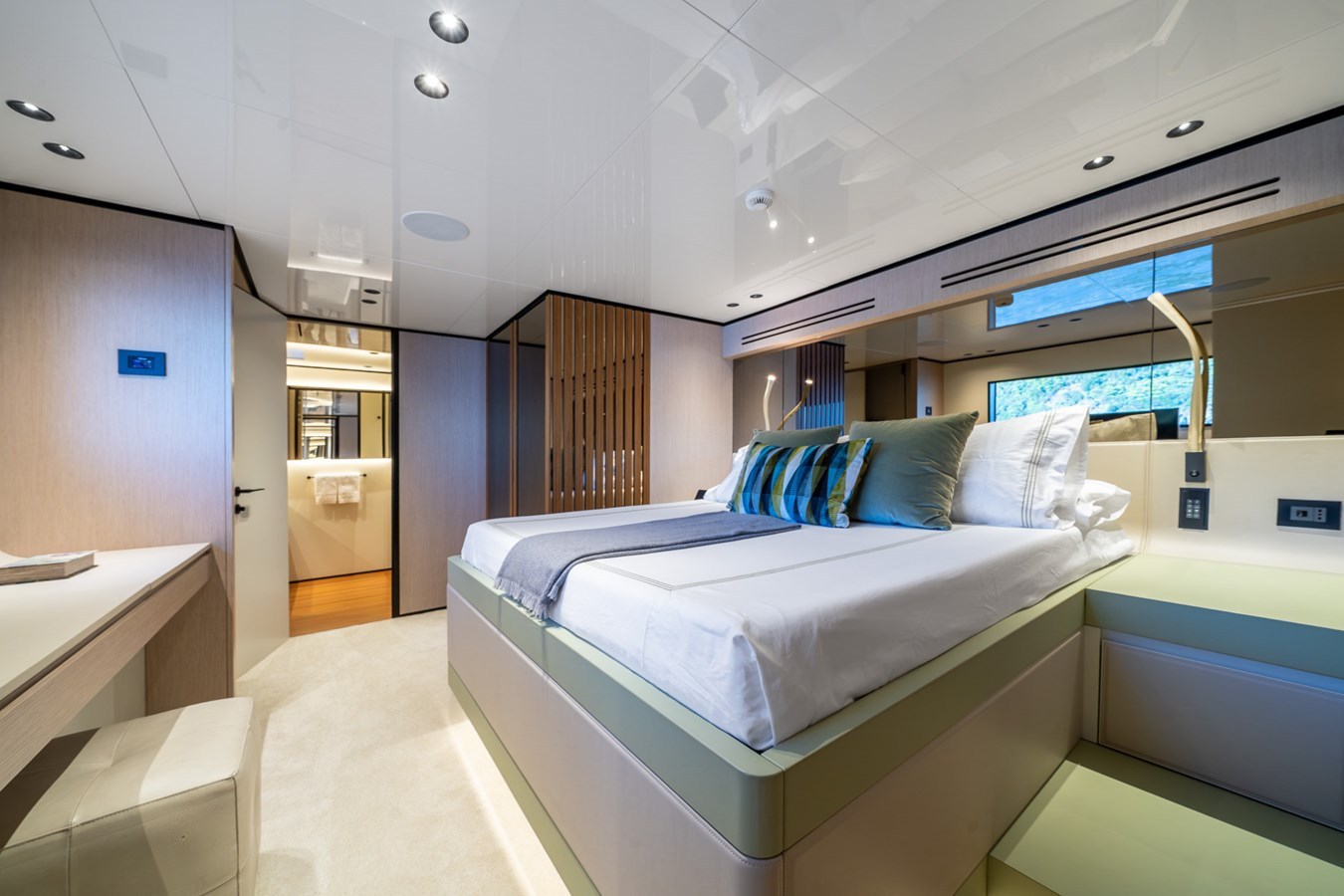 https://arconyachts.ams3.digitaloceanspaces.com/78448/conversions/large_4742302-optimize.jpg
