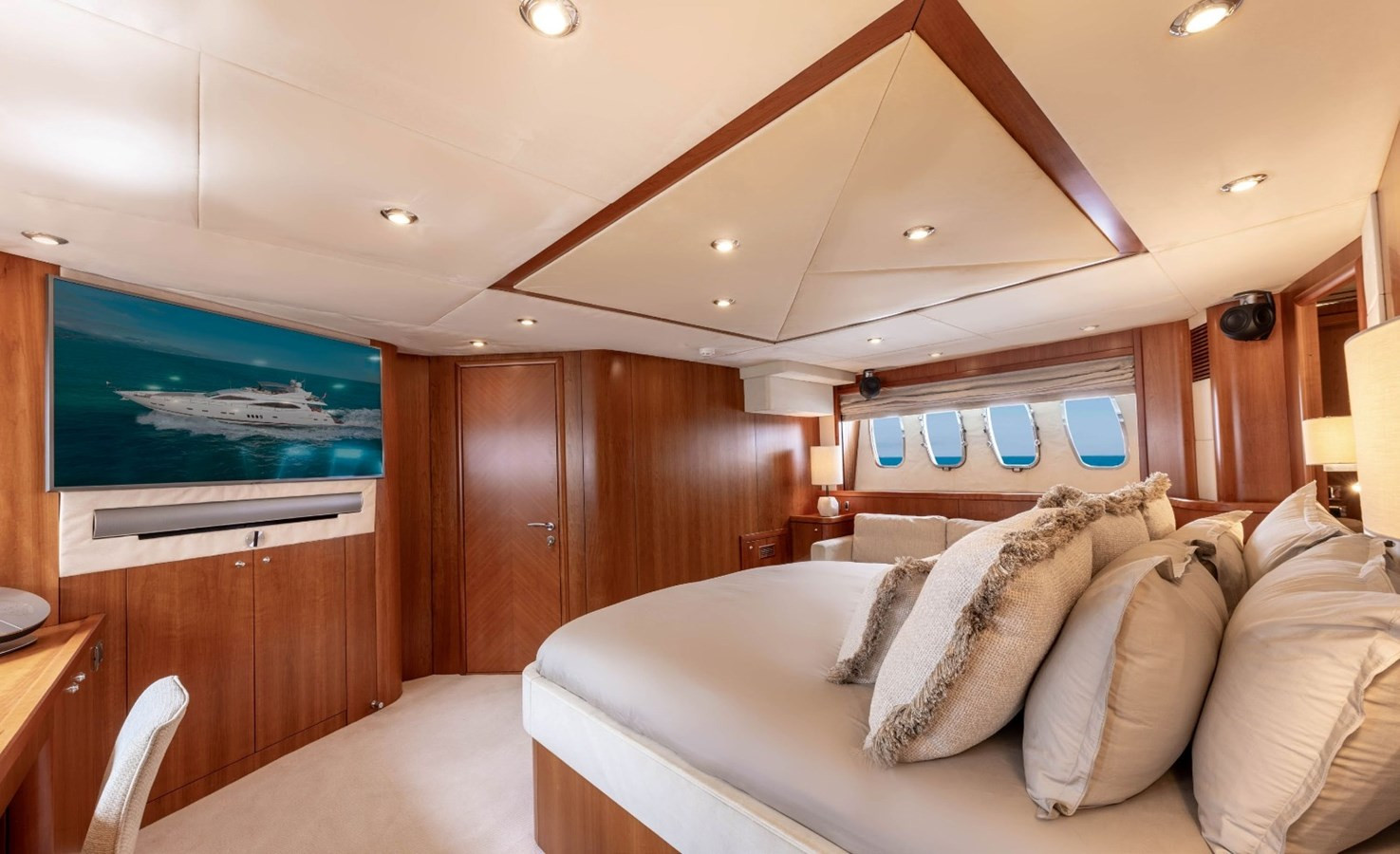 https://arconyachts.ams3.digitaloceanspaces.com/78602/conversions/large_4738493-optimize.jpg