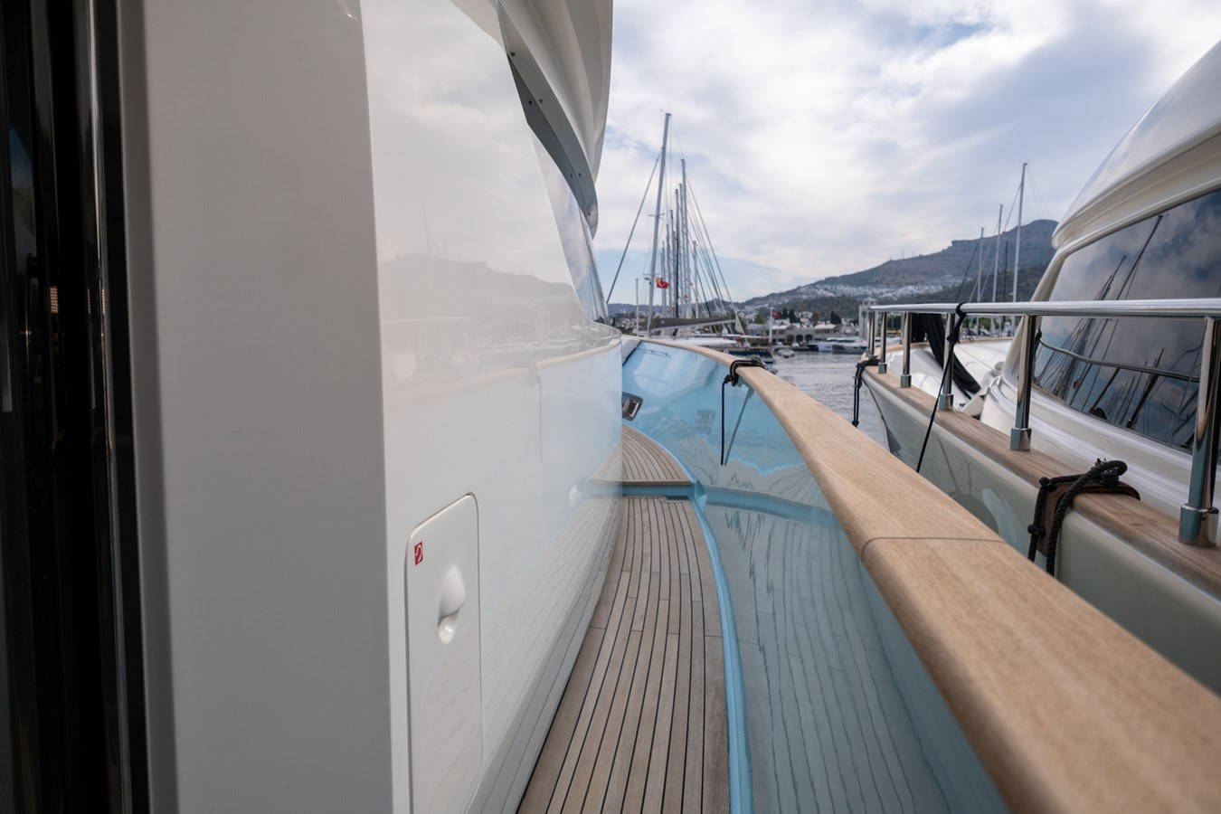 https://arconyachts.ams3.digitaloceanspaces.com/78843/conversions/large_4461018-optimize.jpg