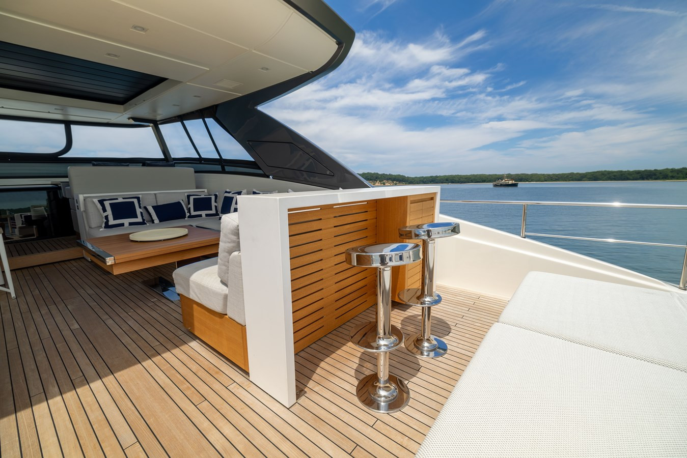 https://arconyachts.ams3.digitaloceanspaces.com/78998/conversions/large_4706888-optimize.jpg