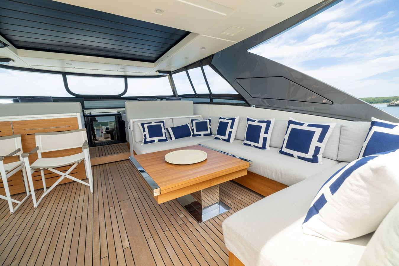 https://arconyachts.ams3.digitaloceanspaces.com/79001/conversions/large_4706889-optimize.jpg