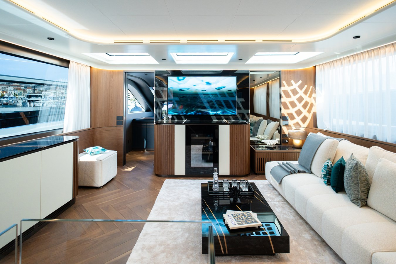 https://arconyachts.ams3.digitaloceanspaces.com/79002/conversions/large_4819501-optimize.jpg
