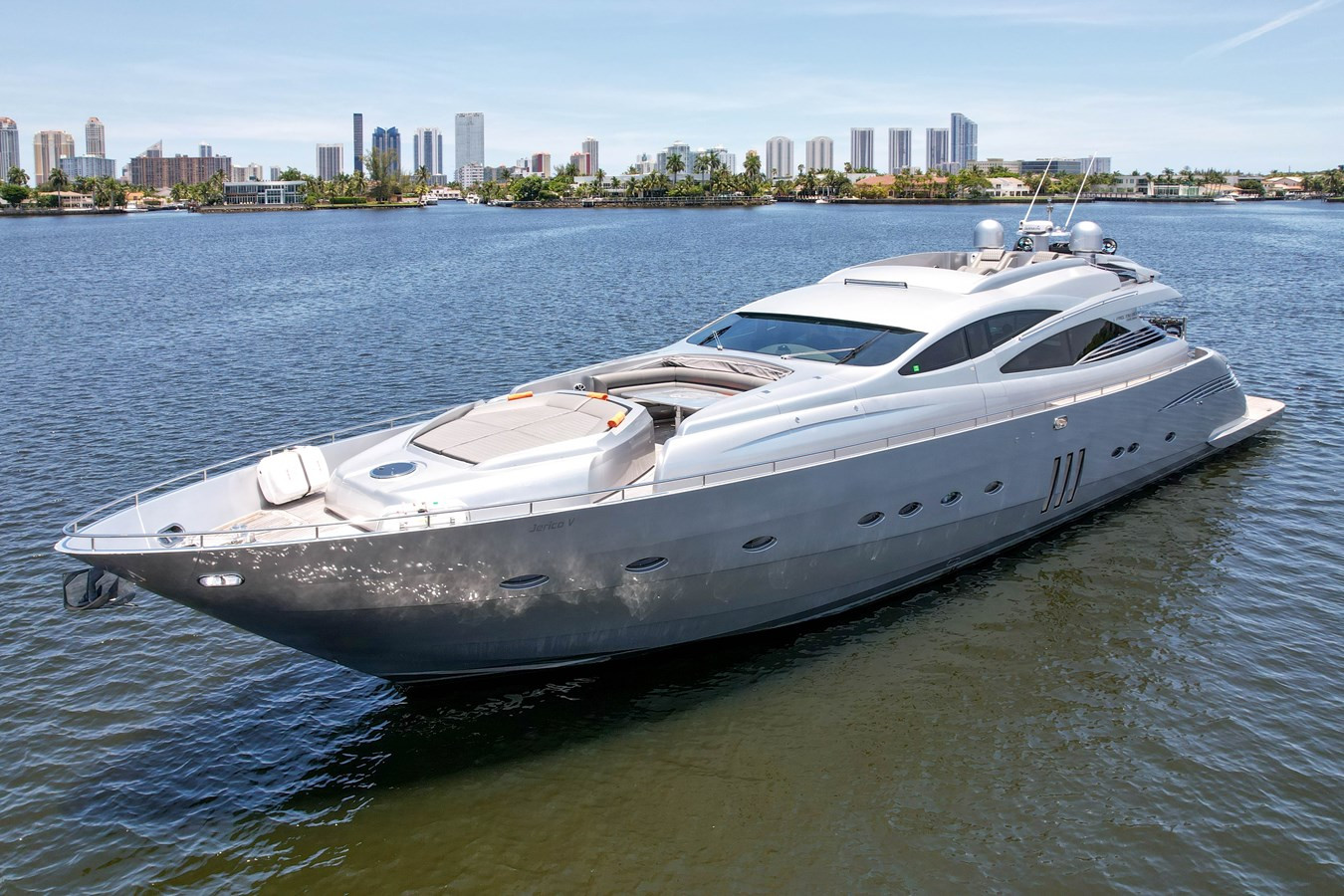 https://arconyachts.ams3.digitaloceanspaces.com/79296/conversions/large_3586263-optimize.jpg