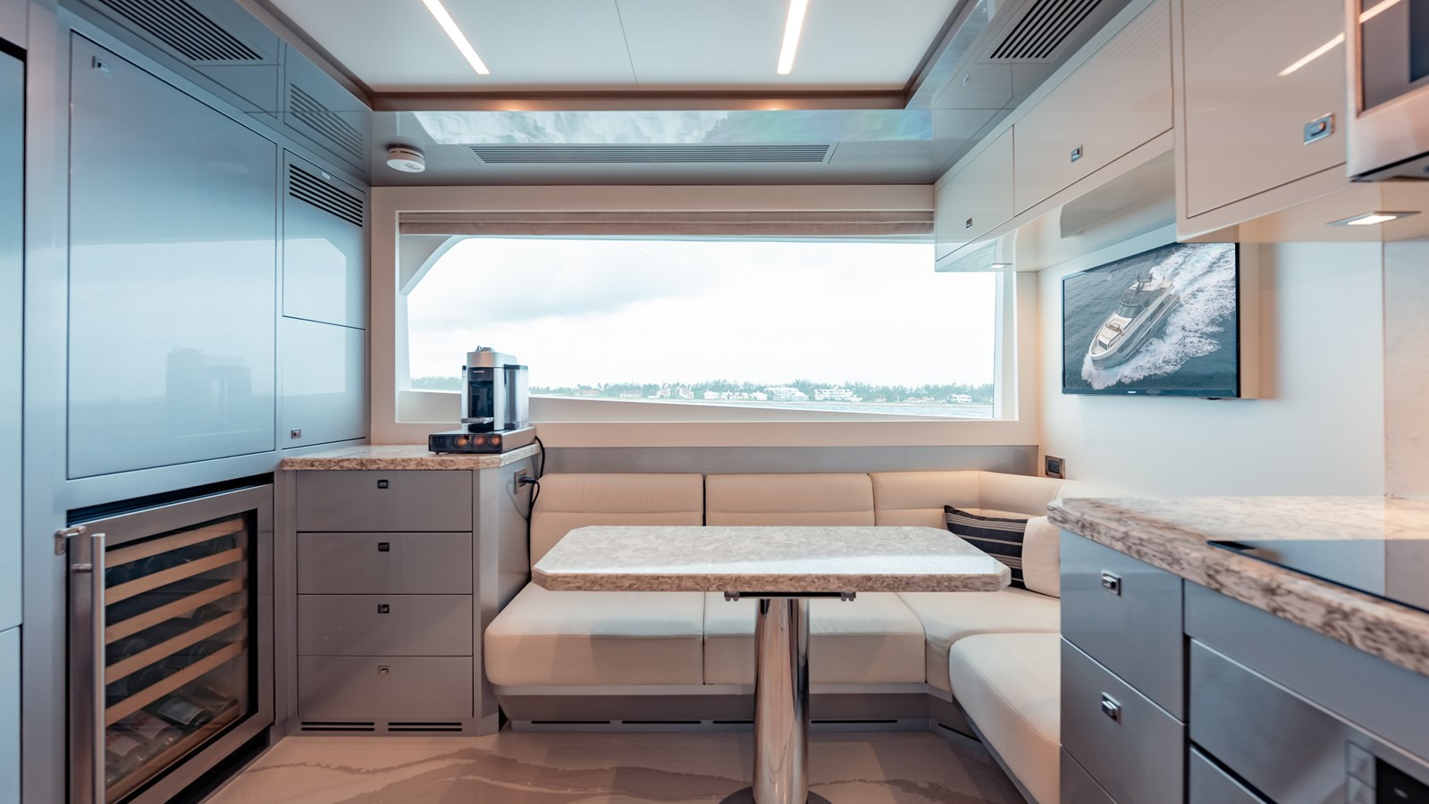 https://arconyachts.ams3.digitaloceanspaces.com/79642/conversions/large_4724575-optimize.jpg