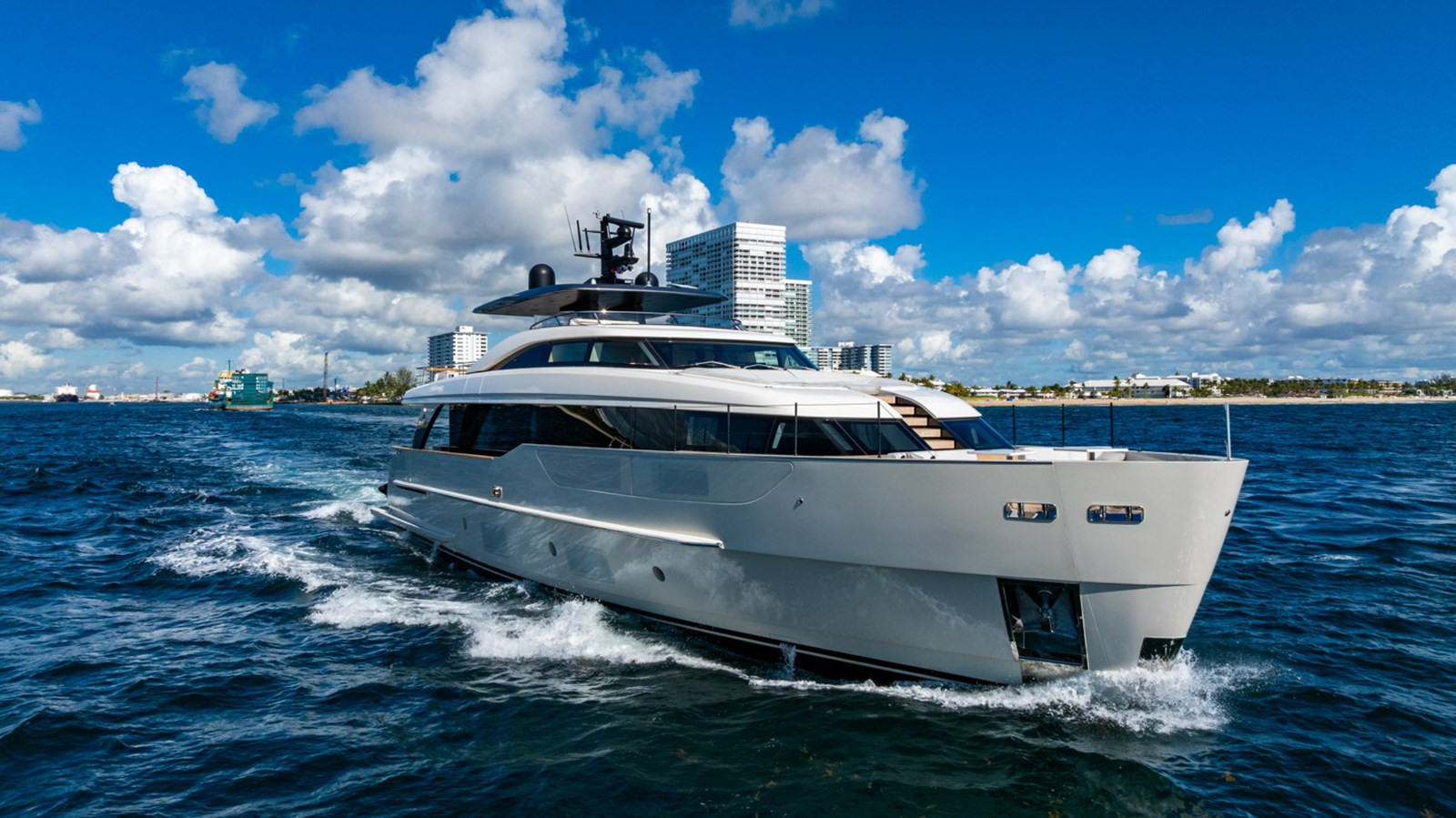 https://arconyachts.ams3.digitaloceanspaces.com/79678/conversions/large_4739804-optimize.jpg