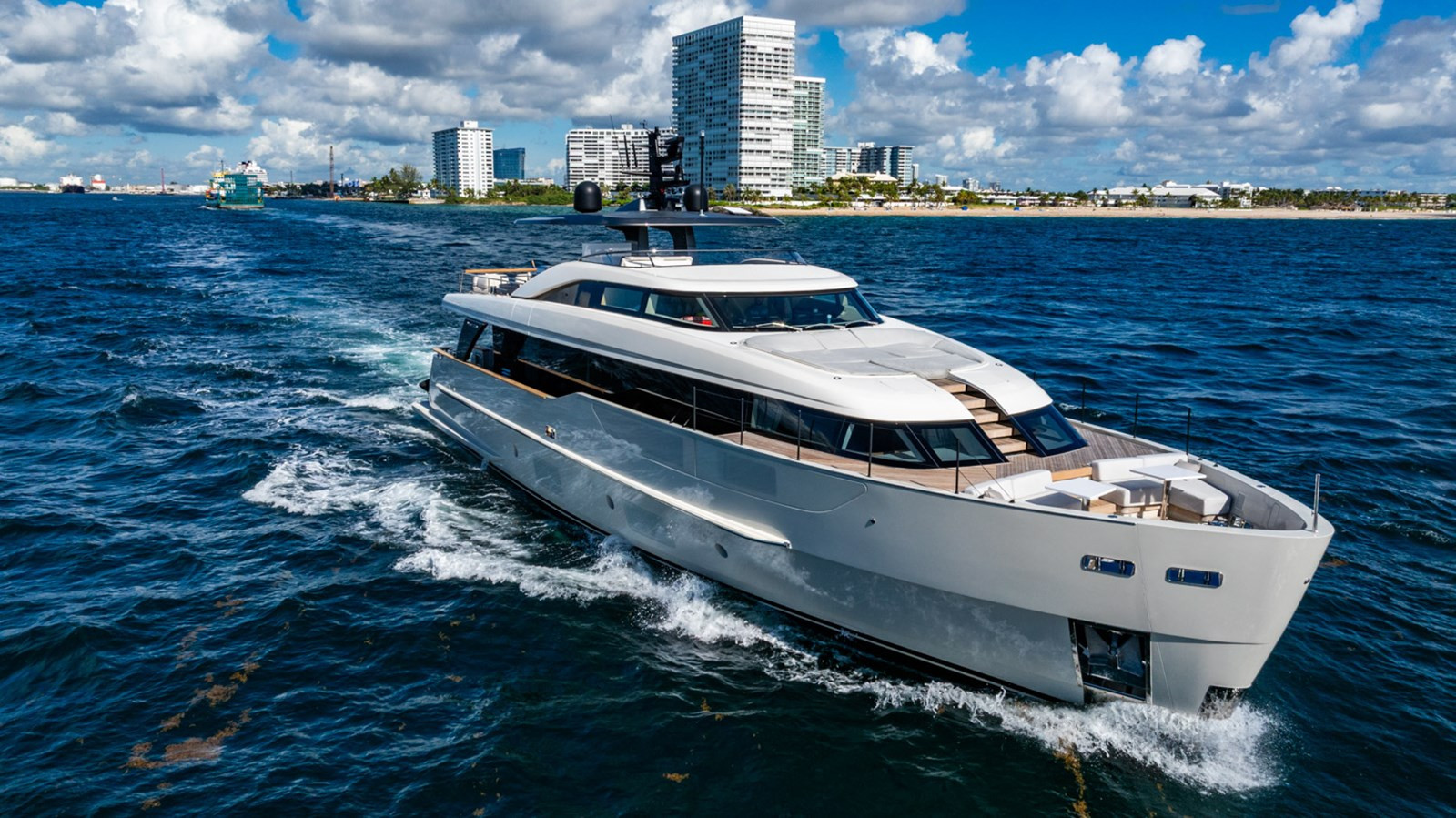 https://arconyachts.ams3.digitaloceanspaces.com/79681/conversions/large_4739805-optimize.jpg