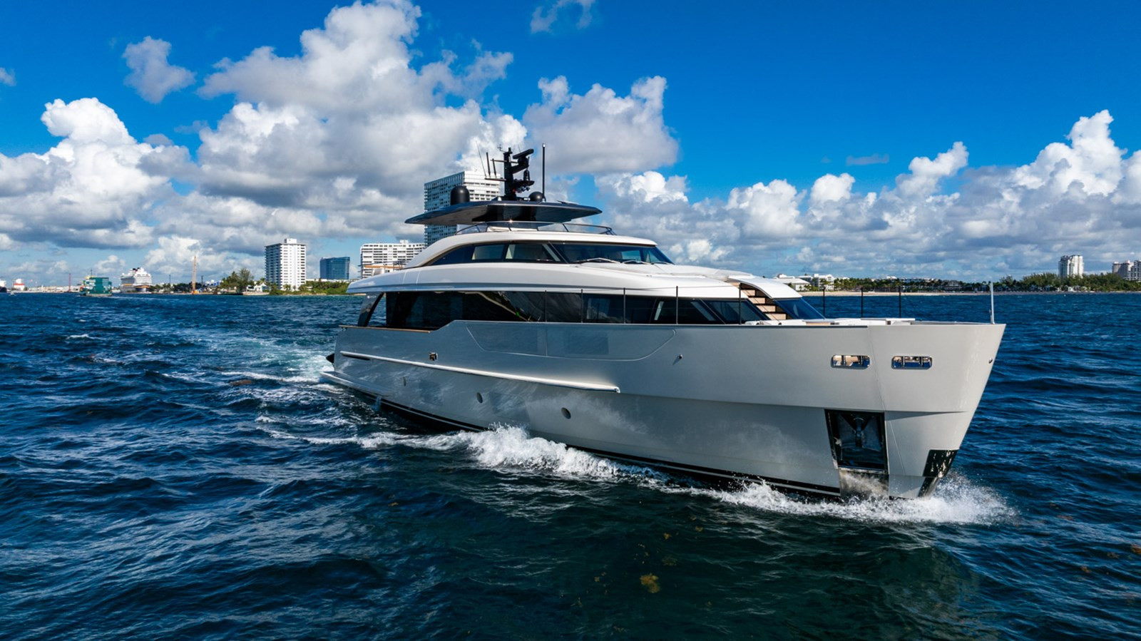 https://arconyachts.ams3.digitaloceanspaces.com/79687/conversions/large_4739807-optimize.jpg