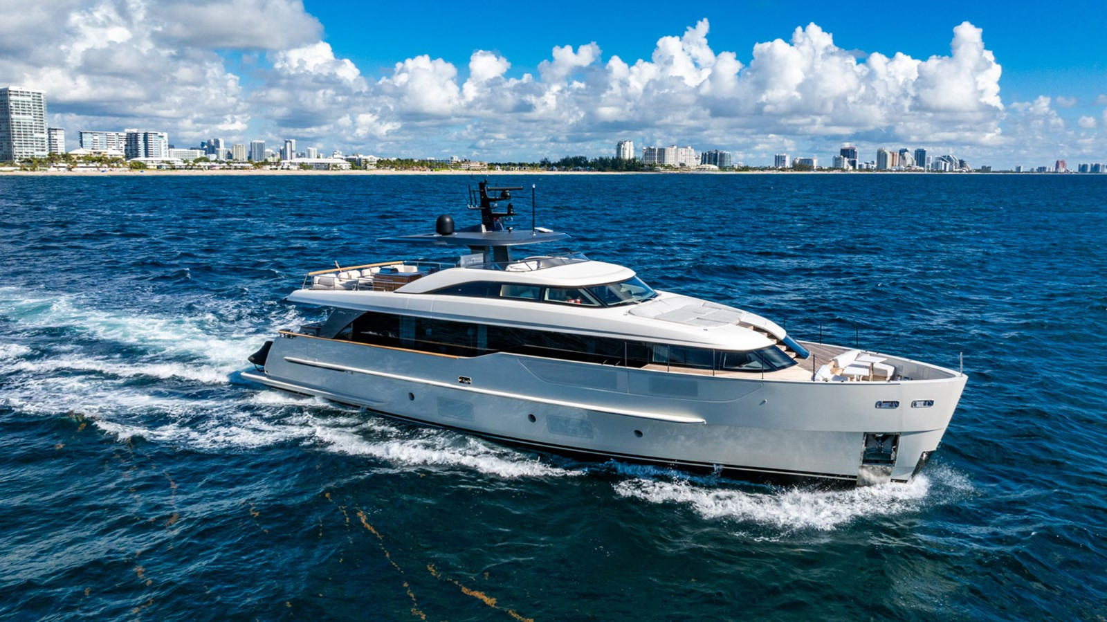 https://arconyachts.ams3.digitaloceanspaces.com/79692/conversions/large_4739808-optimize.jpg