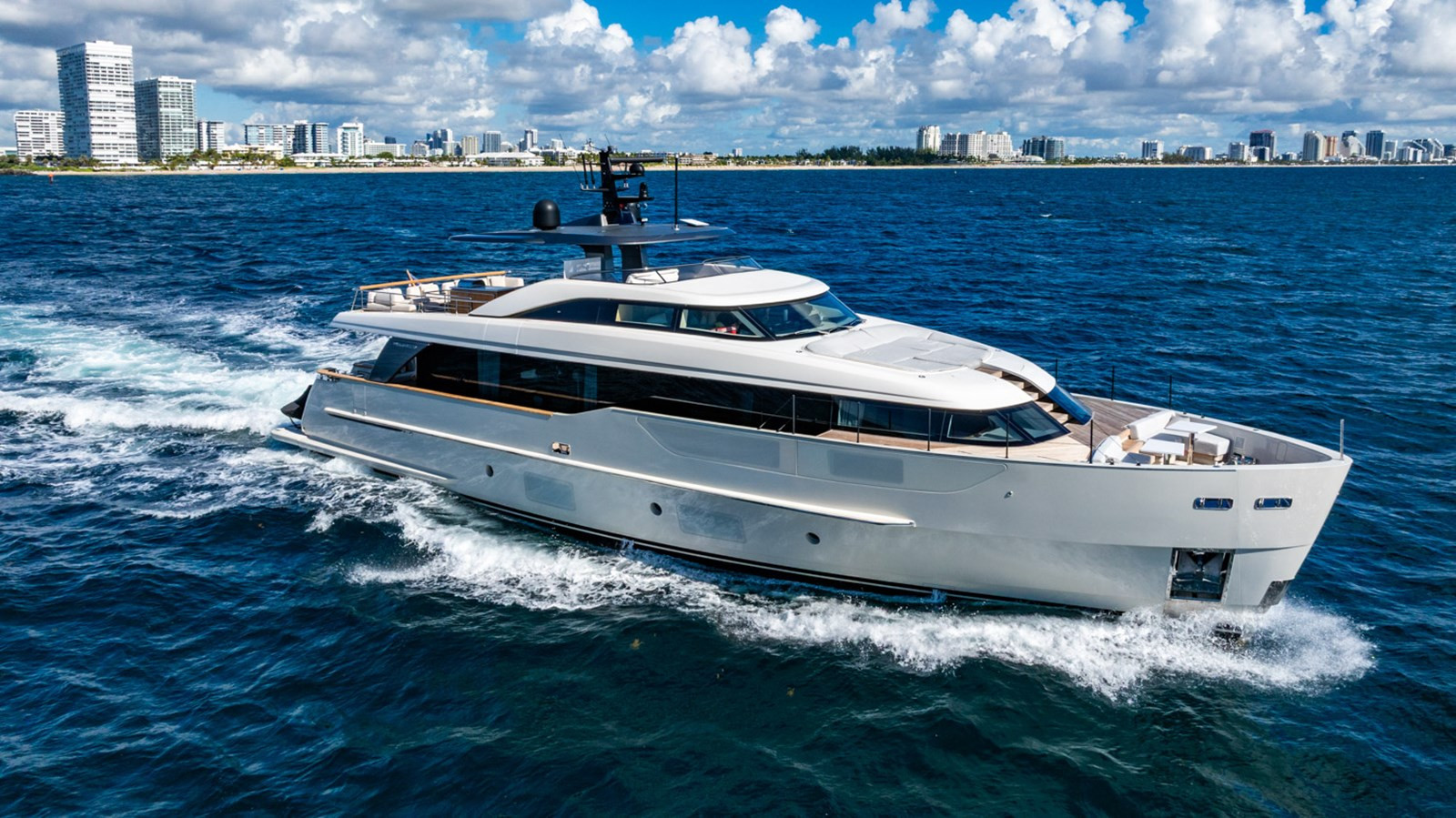 https://arconyachts.ams3.digitaloceanspaces.com/79695/conversions/large_4739809-optimize.jpg