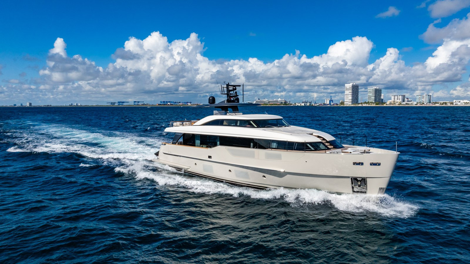 https://arconyachts.ams3.digitaloceanspaces.com/79713/conversions/large_4739815-optimize.jpg