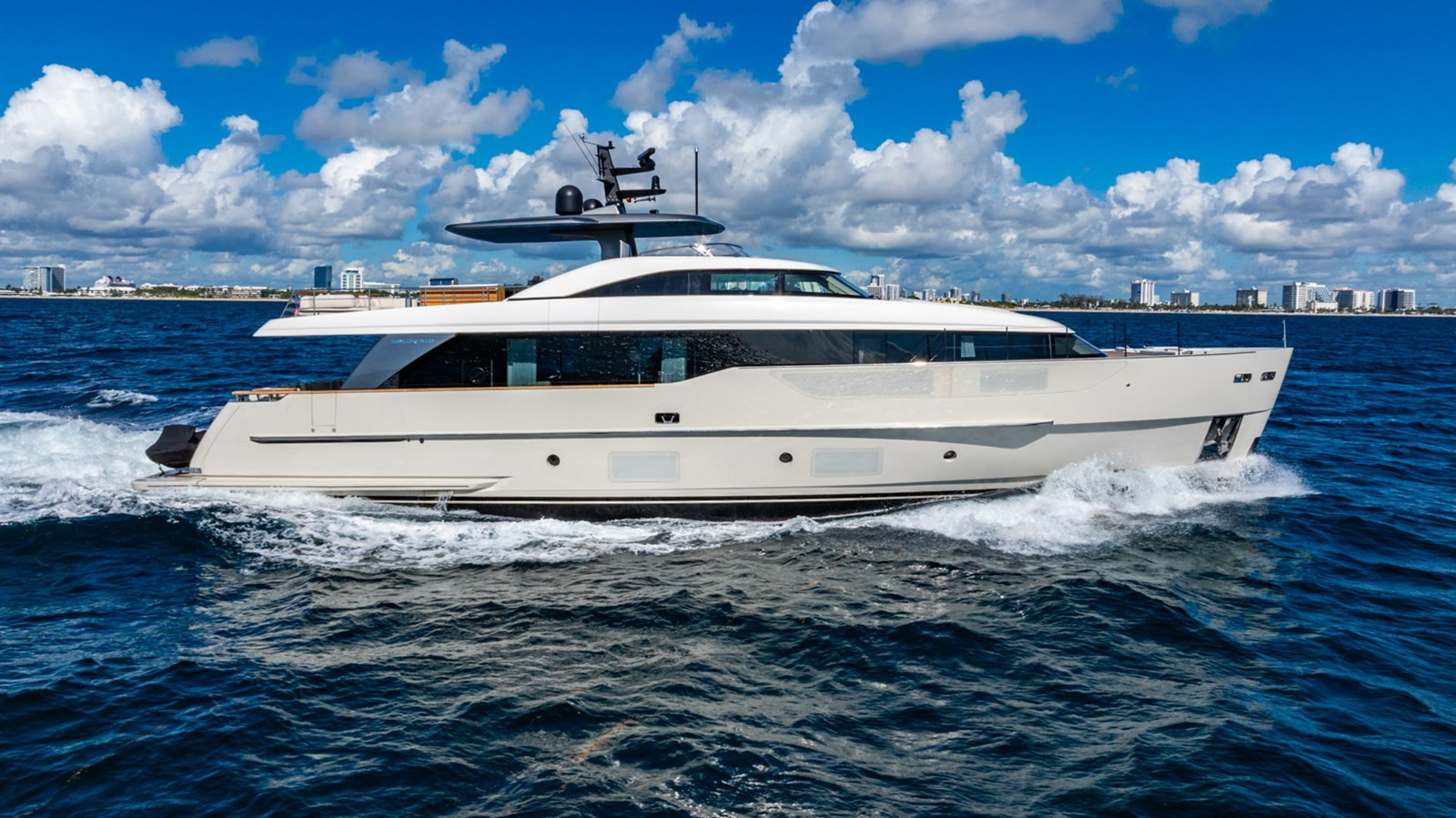 https://arconyachts.ams3.digitaloceanspaces.com/79720/conversions/large_4739817-optimize.jpg