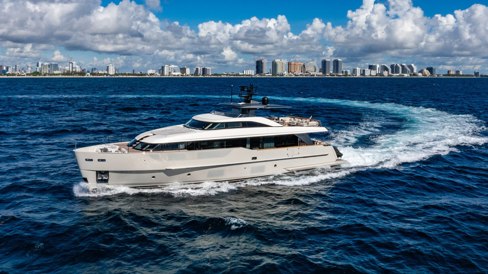 https://arconyachts.ams3.digitaloceanspaces.com/79736/conversions/large_4739822-optimize.jpg