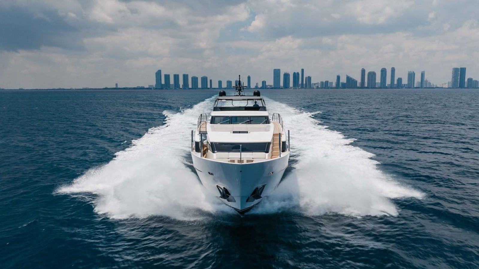 https://arconyachts.ams3.digitaloceanspaces.com/79761/conversions/large_4759428-optimize.jpg