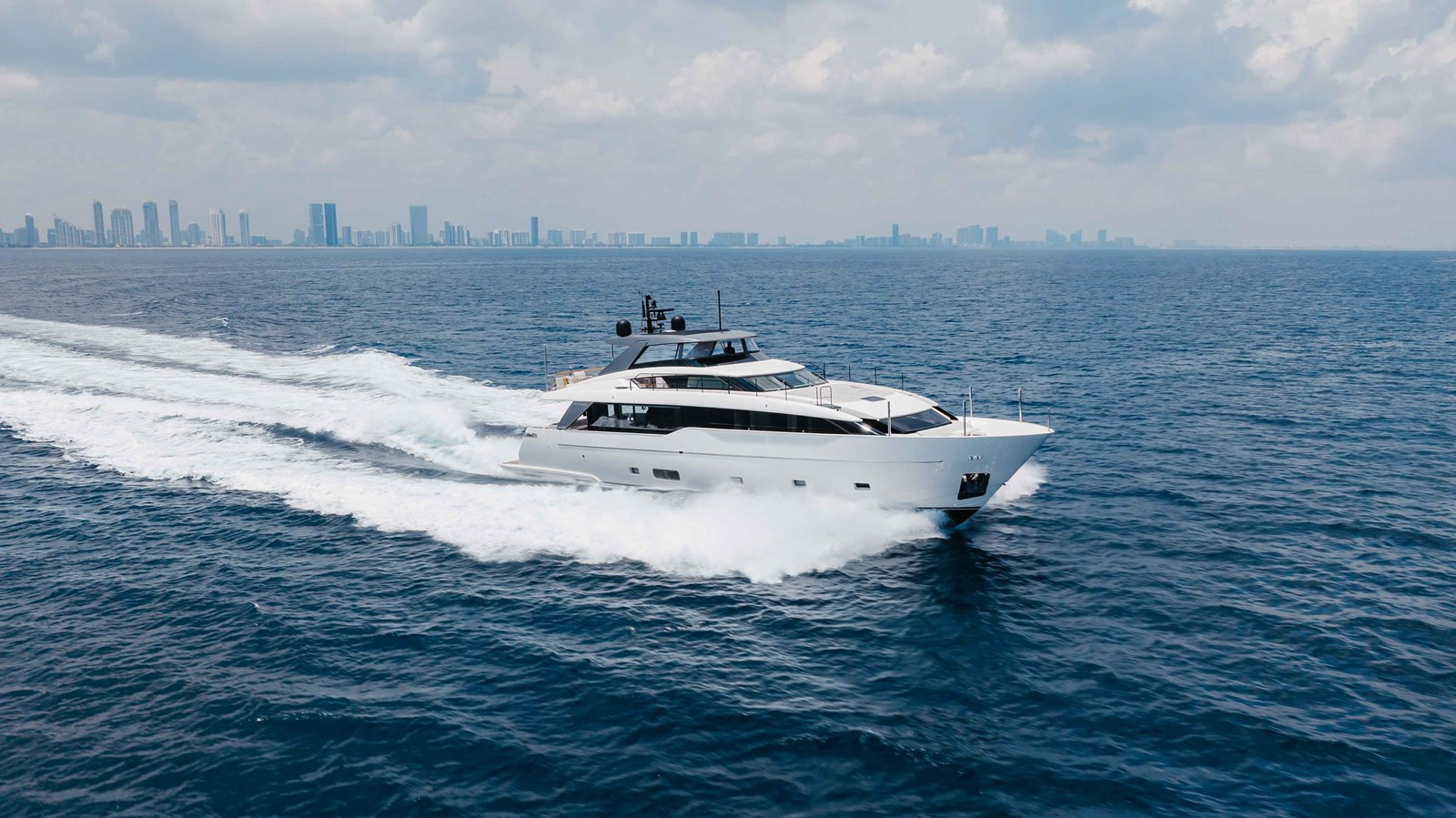 https://arconyachts.ams3.digitaloceanspaces.com/79783/conversions/large_4759510-optimize.jpg