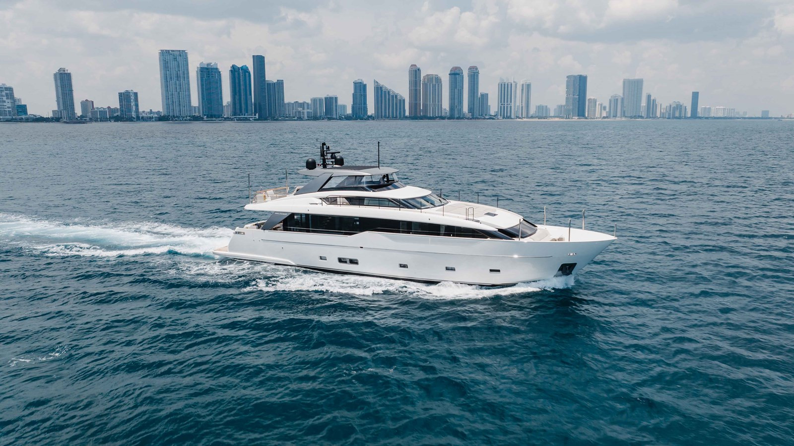 https://arconyachts.ams3.digitaloceanspaces.com/79795/conversions/large_4759516-optimize.jpg