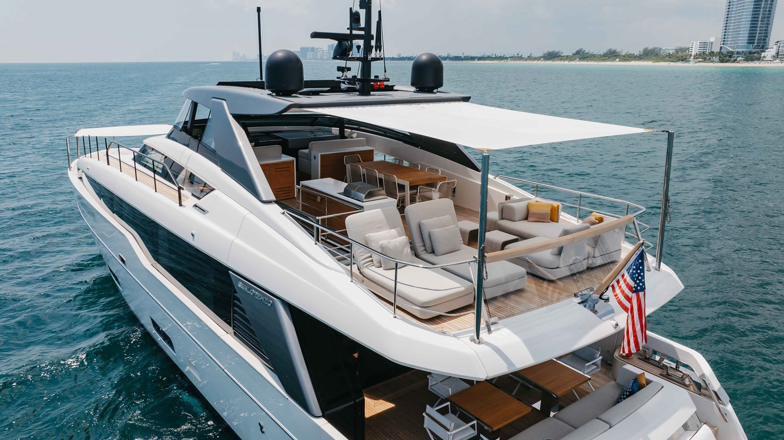 https://arconyachts.ams3.digitaloceanspaces.com/79808/conversions/large_4759520-optimize.jpg