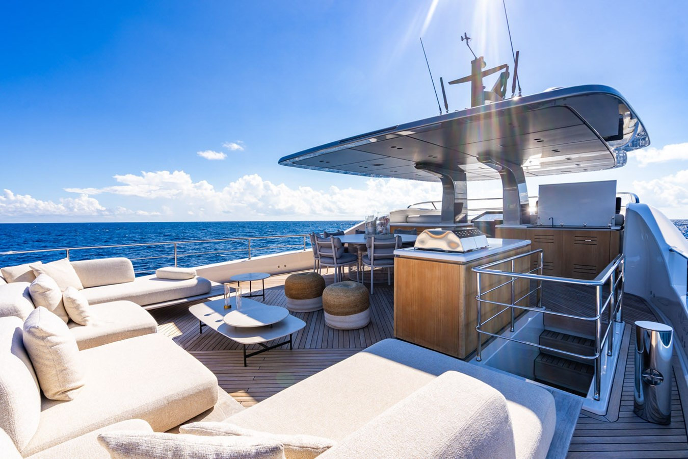 https://arconyachts.ams3.digitaloceanspaces.com/79831/conversions/large_4739854-optimize.jpg