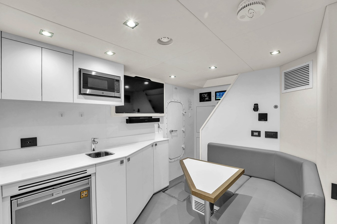 https://arconyachts.ams3.digitaloceanspaces.com/79935/conversions/large_4819280-optimize.jpg