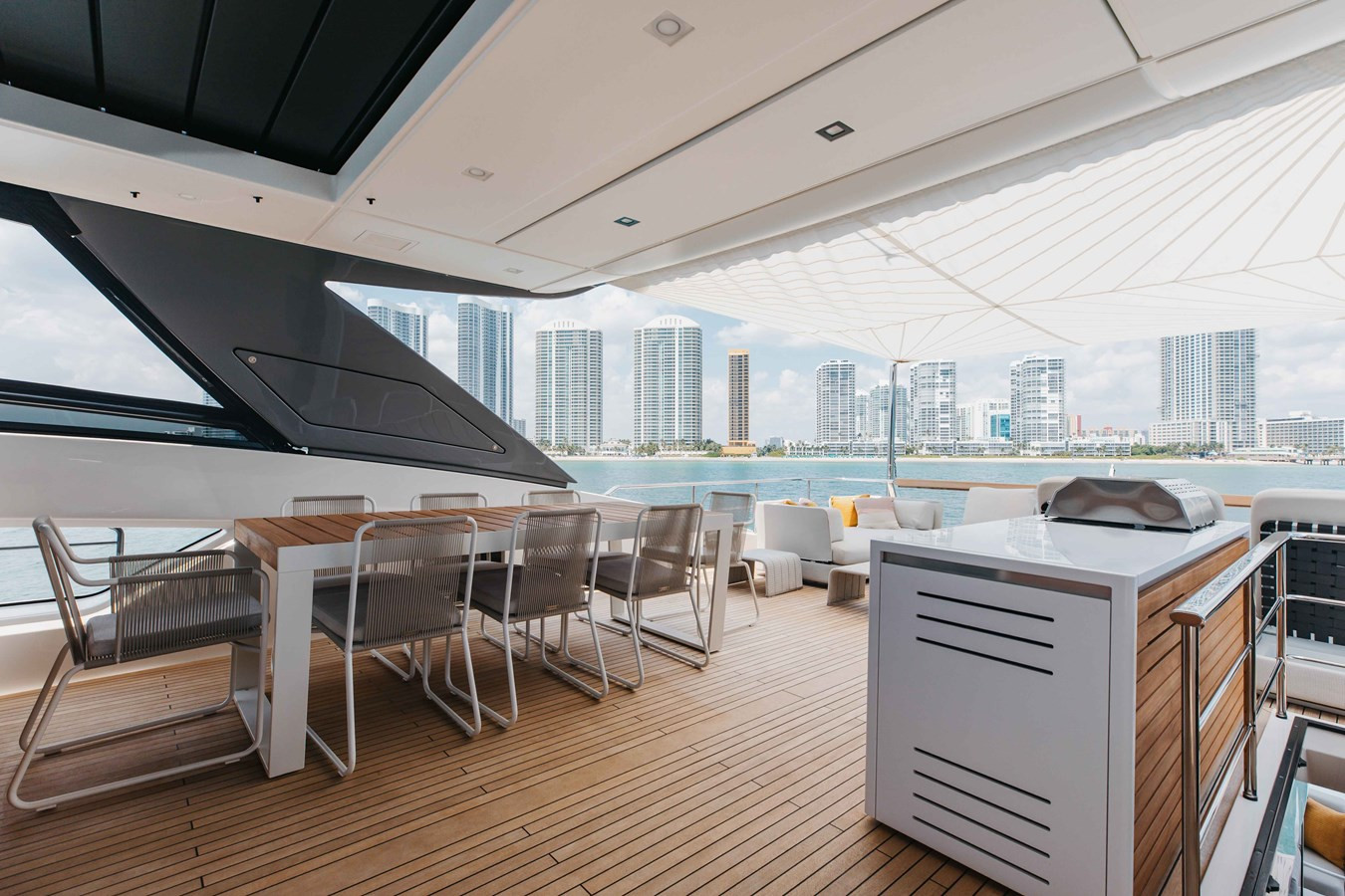 https://arconyachts.ams3.digitaloceanspaces.com/79948/conversions/large_4759555-optimize.jpg