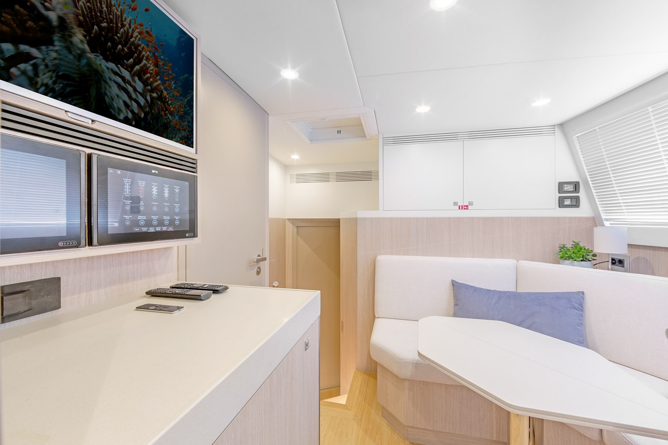 https://arconyachts.ams3.digitaloceanspaces.com/80065/conversions/large_4852358-optimize.jpg