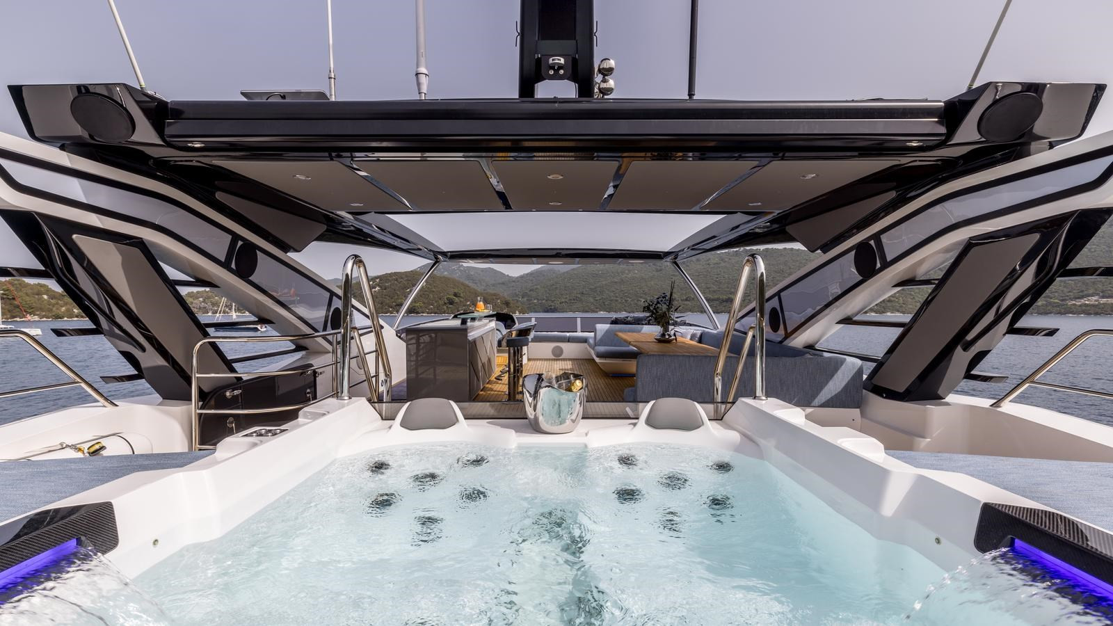 https://arconyachts.ams3.digitaloceanspaces.com/80224/conversions/large_4556967-optimize.jpg