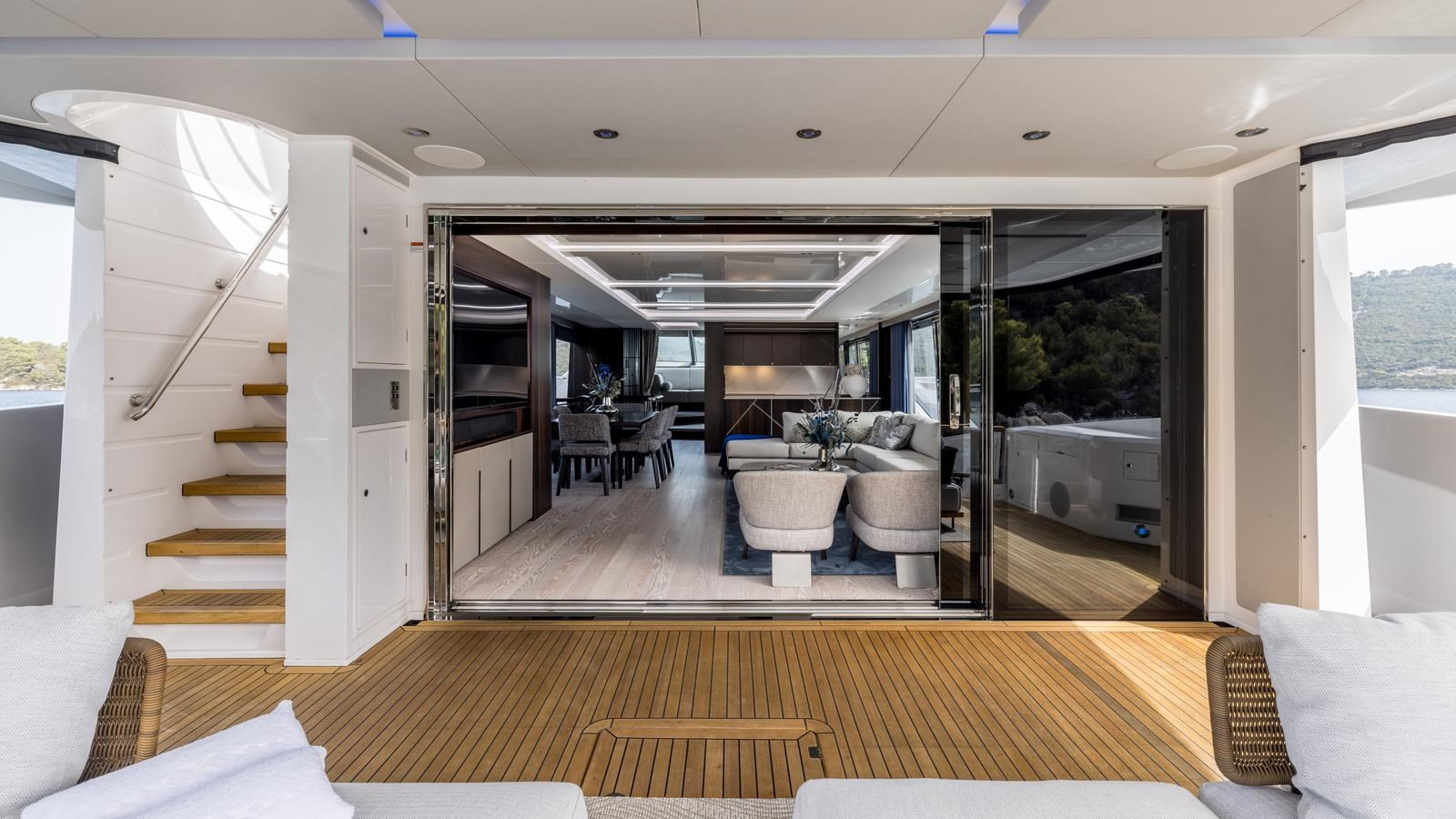 https://arconyachts.ams3.digitaloceanspaces.com/80240/conversions/large_4556973-optimize.jpg