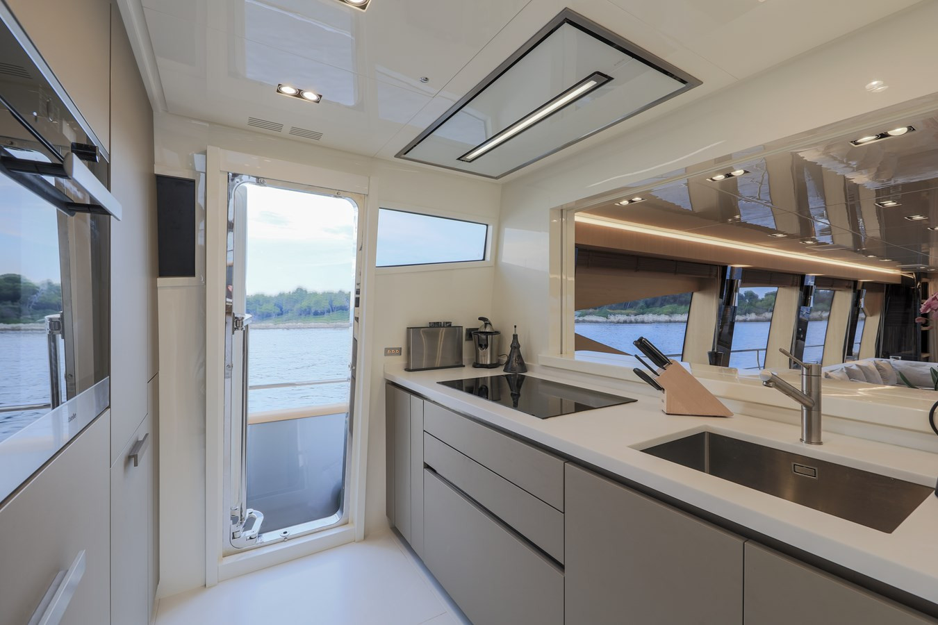https://arconyachts.ams3.digitaloceanspaces.com/80262/conversions/large_3775263-optimize.jpg