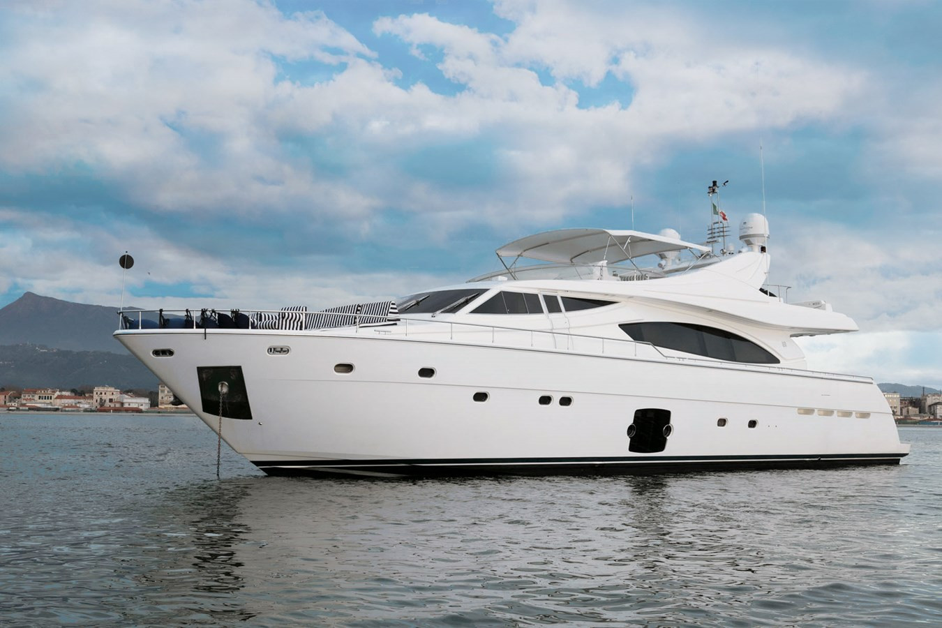 https://arconyachts.ams3.digitaloceanspaces.com/80273/conversions/large_2781152-optimize.jpg