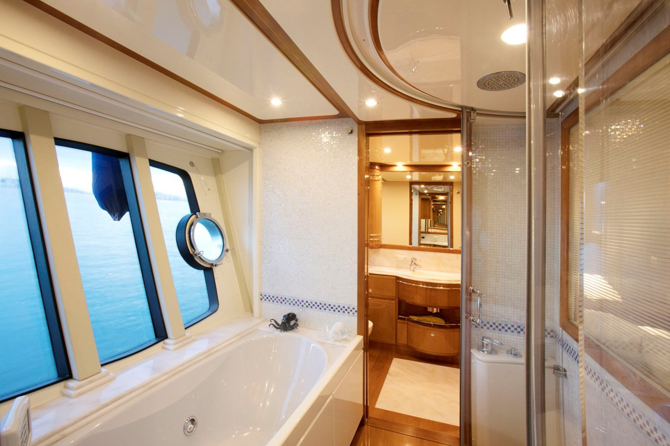 https://arconyachts.ams3.digitaloceanspaces.com/80323/conversions/large_2781226-optimize.jpg