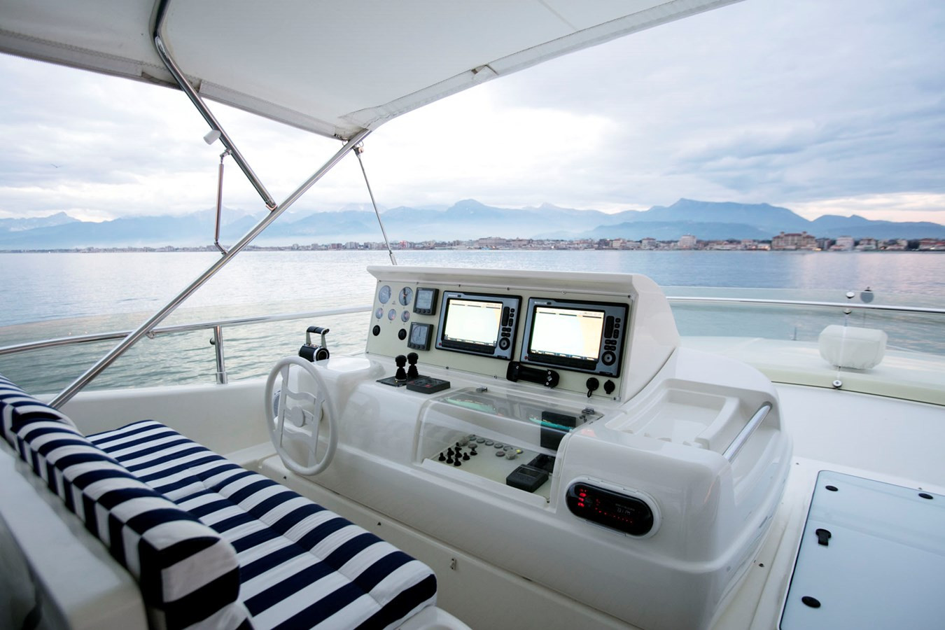 https://arconyachts.ams3.digitaloceanspaces.com/80370/conversions/large_2781197-optimize.jpg