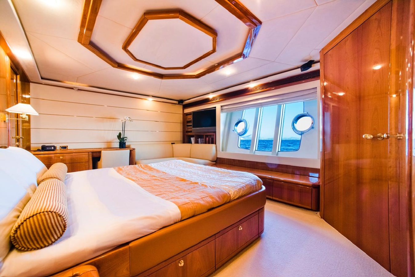 https://arconyachts.ams3.digitaloceanspaces.com/80463/conversions/large_4487103-optimize.jpg