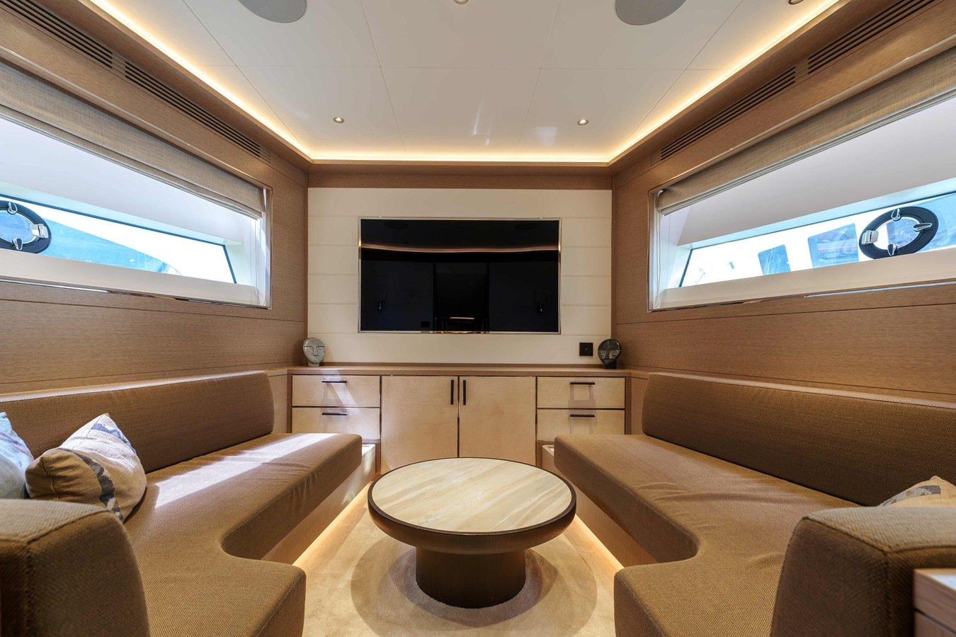 https://arconyachts.ams3.digitaloceanspaces.com/80613/conversions/large_4628599-optimize.jpg