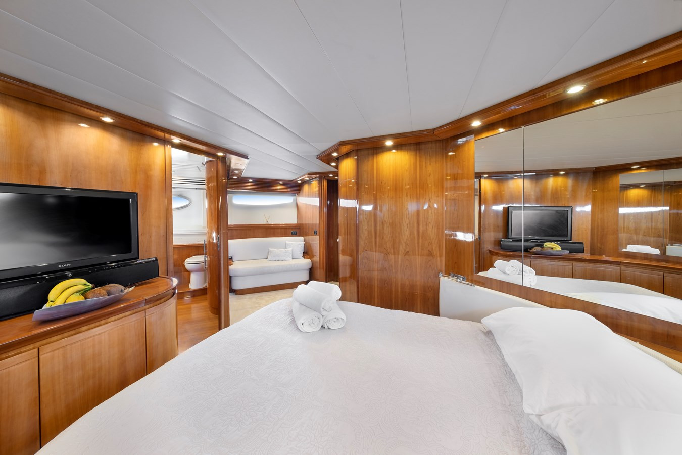 https://arconyachts.ams3.digitaloceanspaces.com/80629/conversions/large_4293343-optimize.jpg