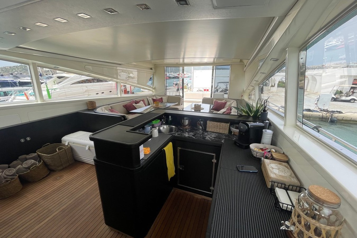 https://arconyachts.ams3.digitaloceanspaces.com/80674/conversions/large_4401690-optimize.jpg