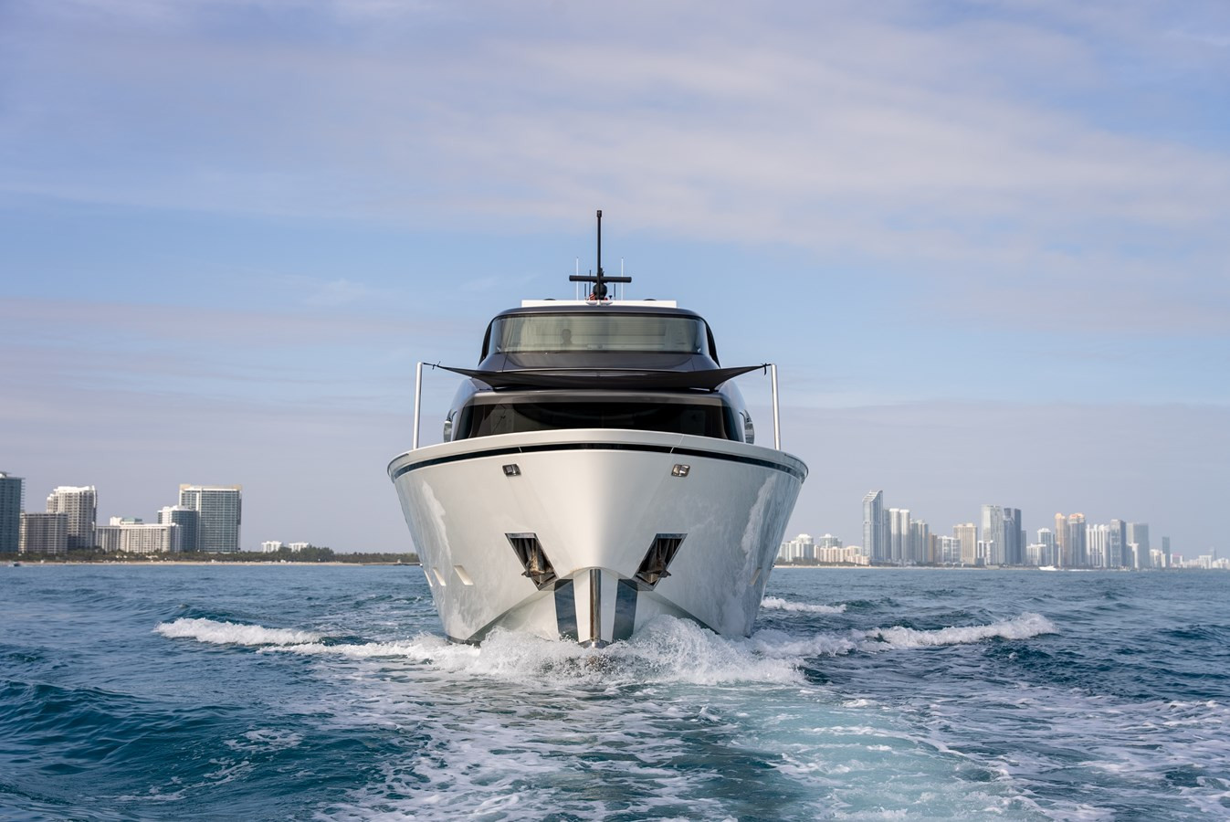 https://arconyachts.ams3.digitaloceanspaces.com/80828/conversions/large_4823100-optimize.jpg