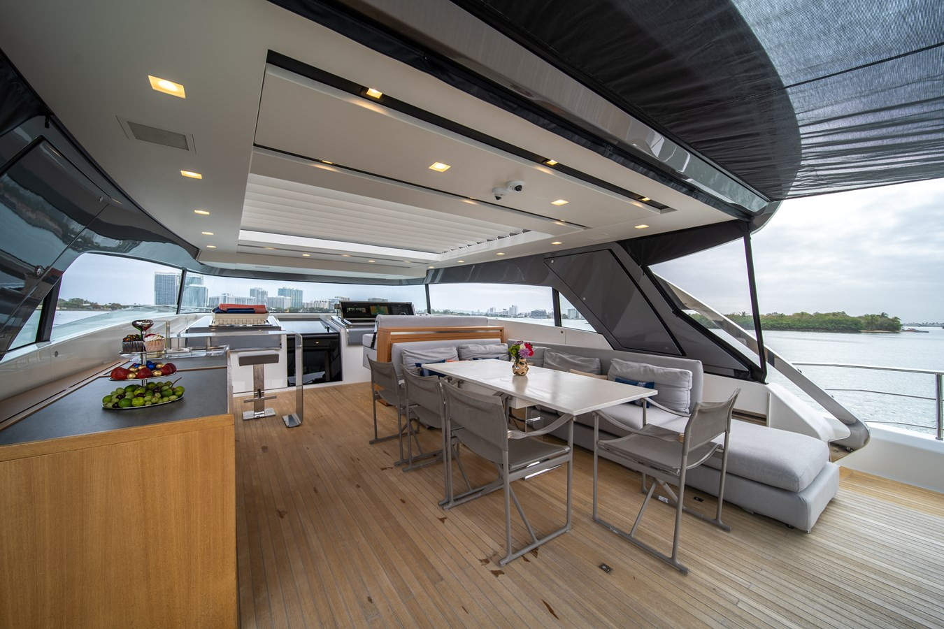 https://arconyachts.ams3.digitaloceanspaces.com/80857/conversions/large_4823110-optimize.jpg