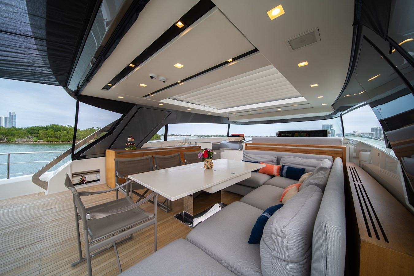 https://arconyachts.ams3.digitaloceanspaces.com/80863/conversions/large_4823112-optimize.jpg