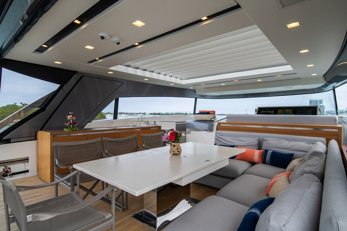 https://arconyachts.ams3.digitaloceanspaces.com/80866/conversions/large_4823113-optimize.jpg