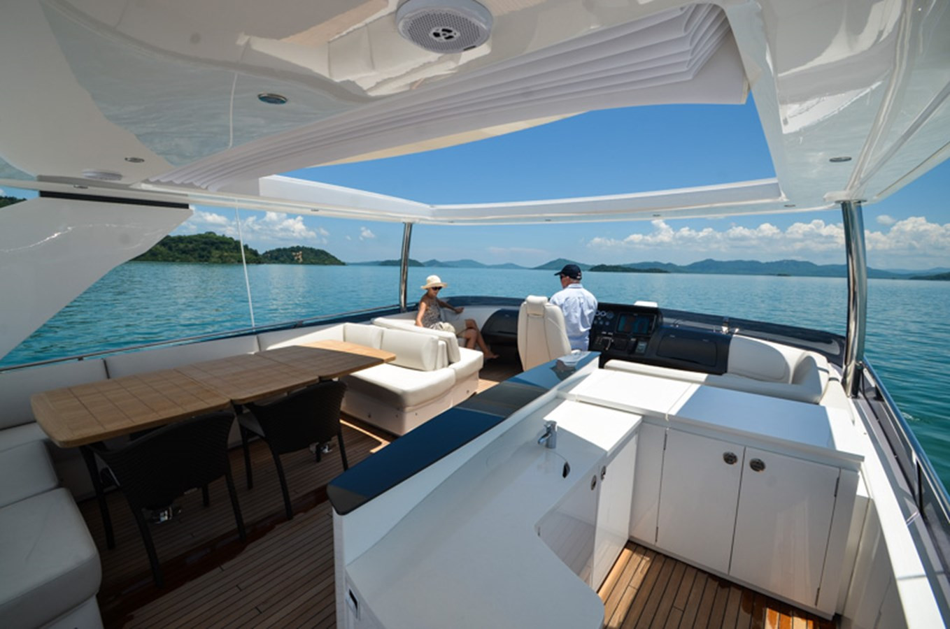 https://arconyachts.ams3.digitaloceanspaces.com/80910/conversions/large_2907799-optimize.jpg