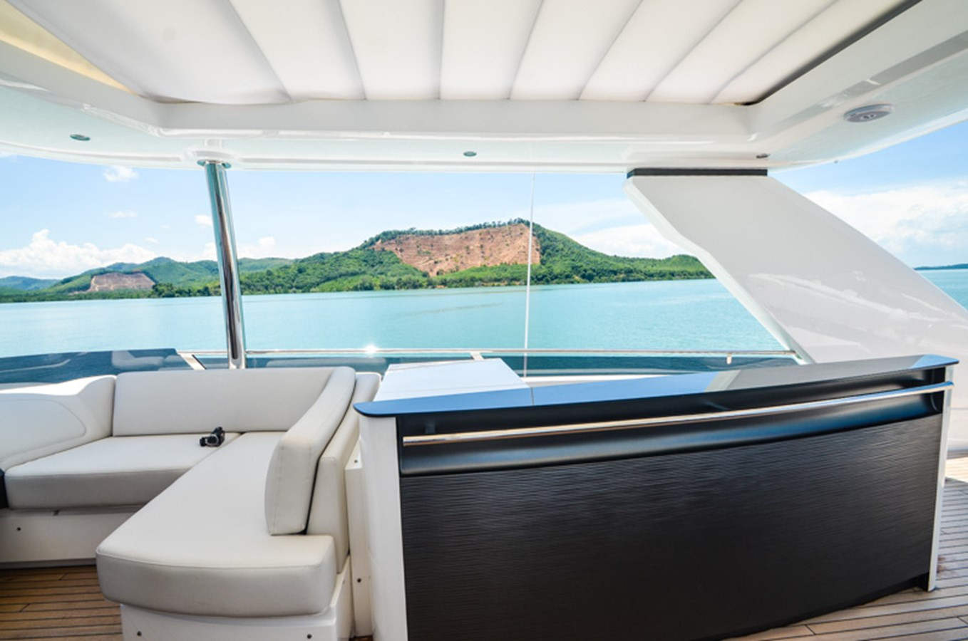 https://arconyachts.ams3.digitaloceanspaces.com/80916/conversions/large_2907801-optimize.jpg