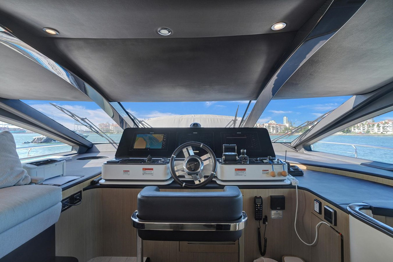 https://arconyachts.ams3.digitaloceanspaces.com/81006/conversions/large_4535541-optimize.jpg