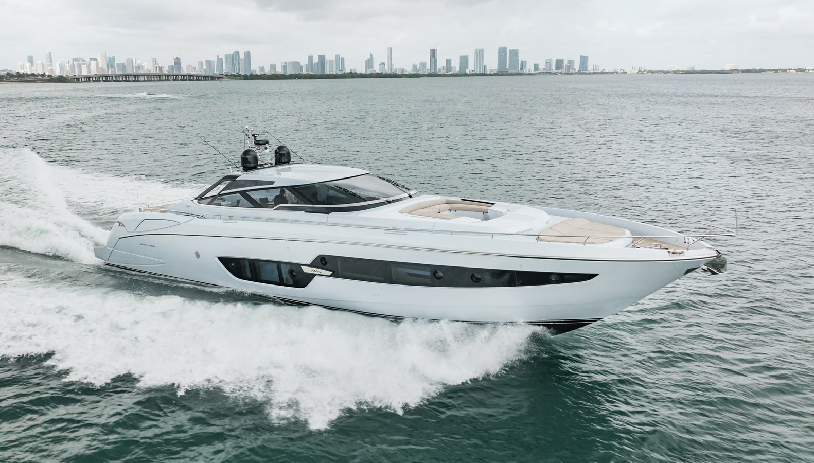 https://arconyachts.ams3.digitaloceanspaces.com/81013/conversions/large_4535751-optimize.jpg