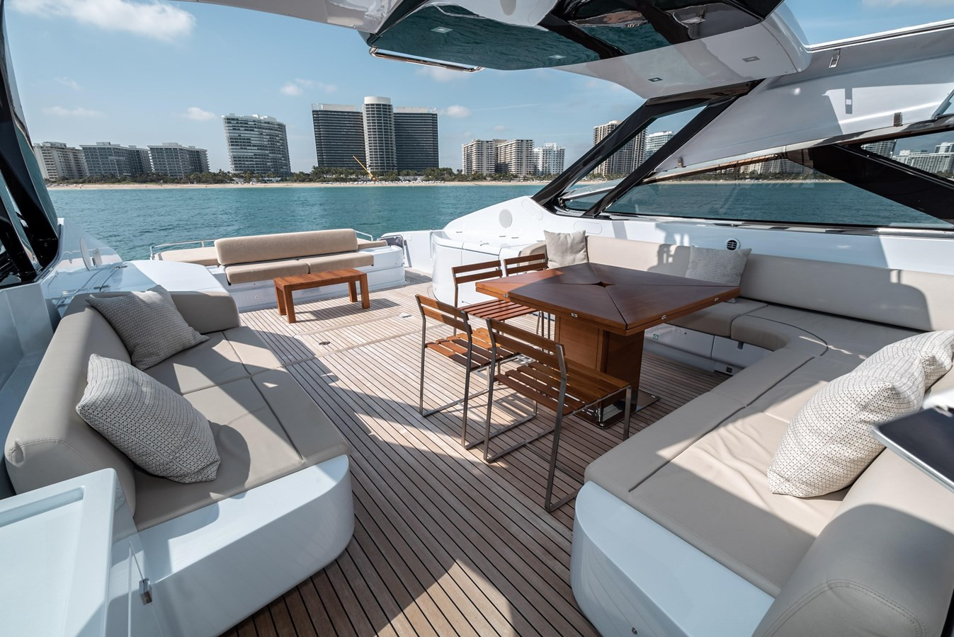 https://arconyachts.ams3.digitaloceanspaces.com/81071/conversions/large_4535759-optimize.jpg