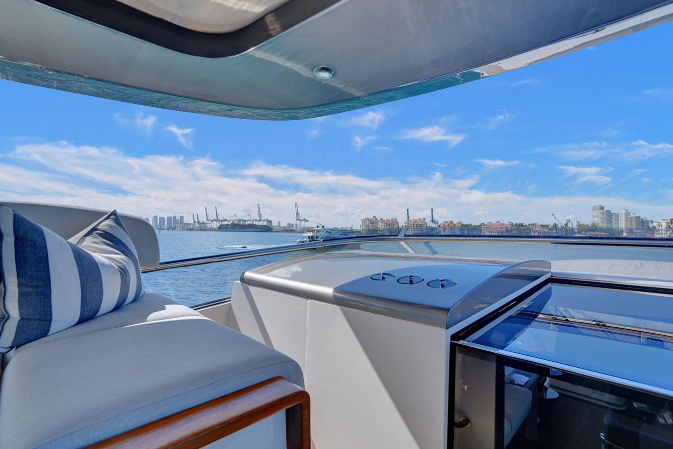 https://arconyachts.ams3.digitaloceanspaces.com/81099/conversions/large_4535581-optimize.jpg